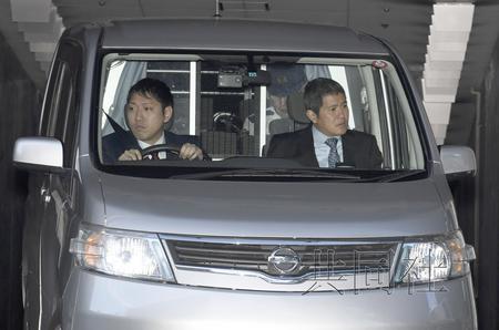 圖為因涉嫌殺害中國(guó)留學(xué)生江歌被捕后被移送檢方的犯罪嫌疑人陳世峰所乘坐車(chē)輛,。11月25日攝于警視廳,。(日本共同社)