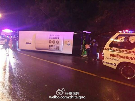 泰國(guó)一輛載有中國(guó)游客大巴發(fā)生事故,致10人受傷,。(國(guó)際在線