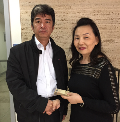 中國(guó)僑網(wǎng)巴拉圭婦女會(huì)副會(huì)長(zhǎng)宋國(guó)英女士轉(zhuǎn)交捐款(巴西《南美僑報(bào)》)