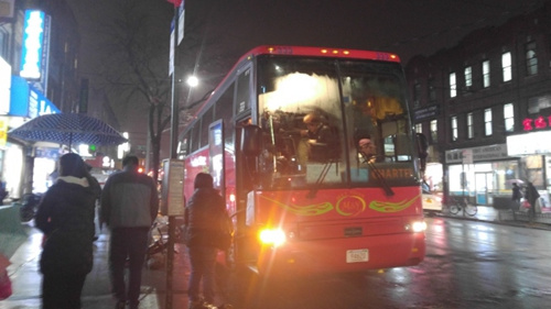 中國僑網(wǎng)布魯克林8大道賭巴不論晝夜和晴雨,,登車的客人依然絡(luò)繹不絕,。(美國《世界日報(bào)》/王靖雯 攝)