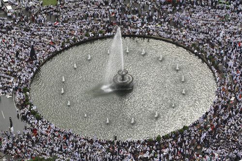 中國僑網(wǎng)2日,,印尼民族紀念碑廣場舉行“和平集會”