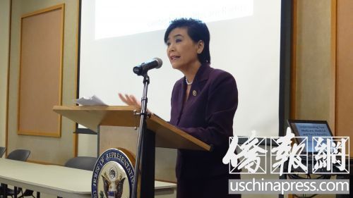 中國(guó)僑網(wǎng)趙美心在健保座談會(huì)上向與會(huì)者承諾,,奧巴馬的全民健保不會(huì)因?yàn)樾驴偨y(tǒng)特朗普的上臺(tái)而廢除,。(美國(guó)《僑報(bào)》/高睿 攝)
