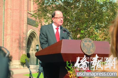中國僑網(wǎng)南加大校長麥克斯對(duì)曾曉峰教授的意外離去深感悲痛。(美國《僑報(bào)》/章寧 攝)