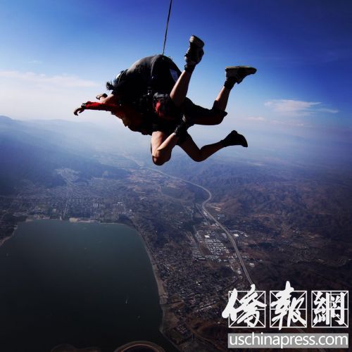 中國僑網(wǎng)跳傘對服裝有一些要求,,務(wù)必在出發(fā)前按照網(wǎng)站介紹的指引著裝,。從圖片細部可以看出,,風大到要將皮吹得掀起的感覺,。(美國《僑報》)