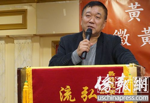 中國僑網(wǎng)林旭:堅(jiān)持原創(chuàng)是“小春晚”的立足之本。(美國《僑報(bào)》/高睿 攝)