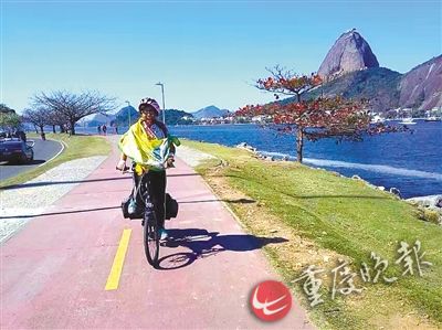 中國僑網(wǎng)在里約自行車道上騎行