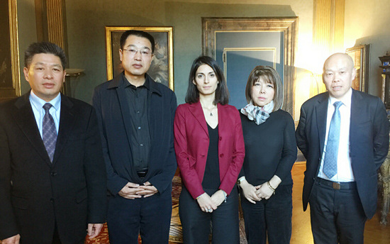 中國(guó)僑網(wǎng)羅馬市長(zhǎng)維吉尼亞·拉吉在市政府接見(jiàn)了近日遇害的中國(guó)女留學(xué)生張瑤的父親,。(法國(guó)《歐洲時(shí)報(bào)》)