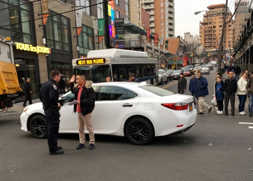 中國僑網(wǎng)肇事的華裔男駕駛在汽車前接受警方調(diào)查,。(美國《世界日報》/朱蕾 攝)