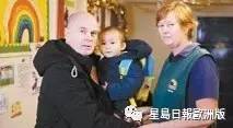 中國僑網3歲的Ryan(中)即將暫別幼稚園的好朋友,,啟程到中國與母親團聚,,卻要與父親分離,。(歐洲《星島日報》)