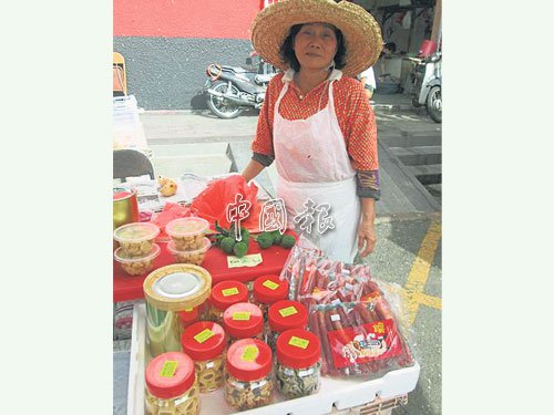 中國僑網(wǎng)蘇慧娟目前已經(jīng)開始在巴剎售賣年餅,。(馬來西亞《中國報》)