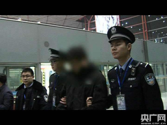 中國(guó)僑網(wǎng)犯罪嫌疑人杜某被押解回京