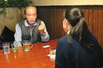 中國僑網(wǎng)圖為曾憲章(左)接受本報記者采訪,。王世雅攝