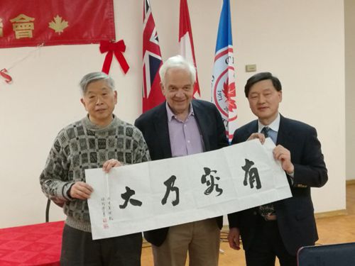 中國僑網(wǎng)麥家廉接受書法賀詞,。(加拿大《世界日報(bào)》 林風(fēng)云攝)
