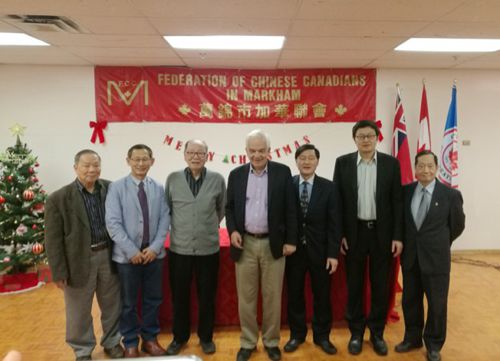 中國僑網(wǎng)麥家廉,譚耕輿與區(qū)人士合影,。(加拿大《世界日報(bào)》 林風(fēng)云攝)