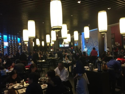 中國僑網(wǎng)南加州平安夜大餐,各華資餐館擠滿人潮。(美國《世界日報》/楊青 攝)