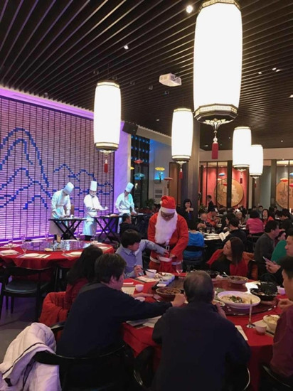中國僑網(wǎng)南加州平安夜大餐,各華資餐館擠滿人潮,。(美國《世界日報》/楊青 攝)