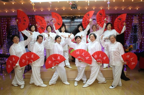 中國(guó)僑網(wǎng)老人們跳扇子舞,。(美國(guó)《世界日?qǐng)?bào)》)