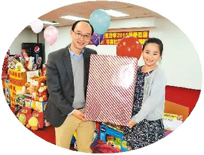 中國(guó)僑網(wǎng)圣誕節(jié)前,,一對(duì)參加玩具大派送的父女在美國(guó)休斯敦展示他們捐贈(zèng)的禮品,。 新華社記者 張永興攝