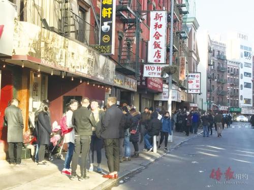 中國僑網(wǎng)華埠街頭餐館門前大排長龍,。(美國《僑報》/陳辰 攝)