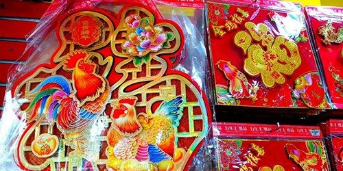 中國(guó)僑網(wǎng)以雞為主題的新年貼紙,。(馬來(lái)西亞《詩(shī)華日?qǐng)?bào)》)