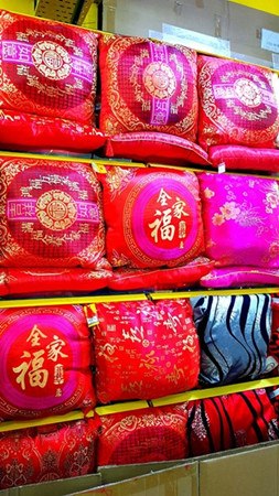 中國(guó)僑網(wǎng)精美的新年抱枕,。(馬來(lái)西亞《詩(shī)華日?qǐng)?bào)》)