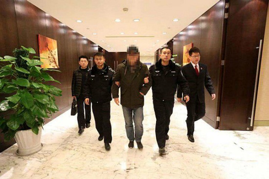 中國僑網(wǎng)圖說:上海“天網(wǎng)”行動追逃對象張軍被成功勸返回國 上海市檢察院供圖