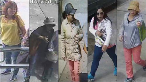 中國(guó)僑網(wǎng)警方通緝金光黨成員,陳艷(左一),、梁玉群(中)和蘇雪坤(右一)已經(jīng)被捕和控罪,。(美國(guó)《世界日?qǐng)?bào)》/檔案照)