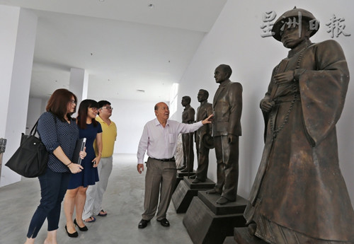 中國(guó)僑網(wǎng)多座名人銅雕立在博物館展廳內(nèi),栩栩如生,。(馬來(lái)西亞《星洲日?qǐng)?bào)》)