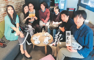 中國(guó)僑網(wǎng)陳方(左二)給前往西班牙留學(xué)的中國(guó)留學(xué)生分享留學(xué)經(jīng)驗(yàn),,圖為她和中國(guó)留學(xué)生的合影,。 圖片由受訪者提供