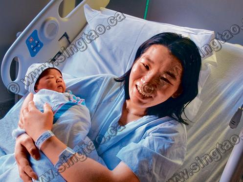 中國僑網(wǎng)王龍珠誕下大多區(qū)首名“元旦寶寶”Alan,。(加拿大《星島日報》)