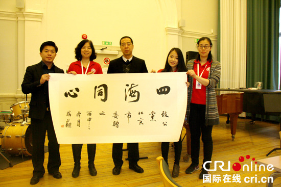 中國僑網(wǎng)訪問團(tuán)團(tuán)長劉學(xué)增(左三)向北歐致公協(xié)會(籌備)總召集人之一葉沛群(左一)、瑞青華文學(xué)校副校長趙福紅(左二)贈送書法作品