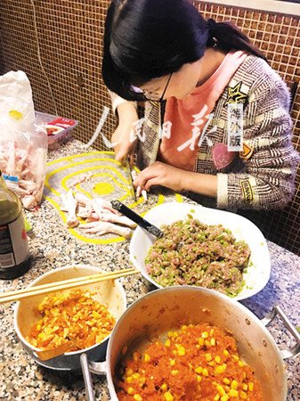 中國僑網(wǎng)張琰正在準(zhǔn)備各種食材,,打算邀請外國朋友到家里吃中餐。(圖片由受訪者提供)