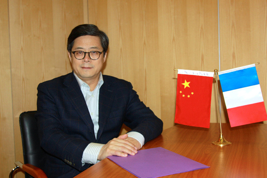中國僑網(wǎng)中國駐法使館教育公參馬燕生接受《歐洲時報》專訪,。(法國《歐洲時報》/張新 攝)