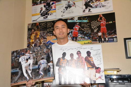 中國僑網(wǎng)眼科醫(yī)師廖國彬尤其喜歡NBA洛杉磯快艇隊,收集明星球員簽名,,與其中部分球星結(jié)為好友,。(美國《世界日報》/啟鉻 攝)