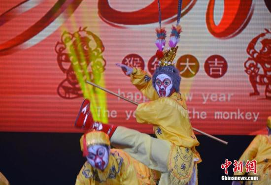 中國(guó)僑網(wǎng)資料圖:當(dāng)?shù)貢r(shí)間2016年2月12日,,農(nóng)歷大年初五晚,,“文化中國(guó)·四海同春”歐洲藝術(shù)一團(tuán)在巴黎會(huì)議宮舉行首演。圖為法國(guó)華僑華人會(huì)中文學(xué)校的小學(xué)員表演舞蹈節(jié)目《金猴迎春》,。 (中新社 龍劍武 攝)