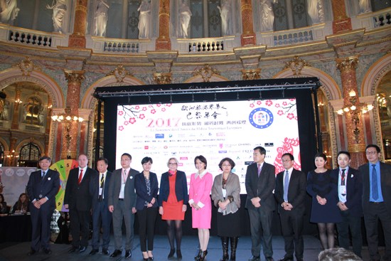 中國僑網各方代表祝賀戰(zhàn)略合作協議簽署,。(法國《歐洲時報》/孔帆 攝)