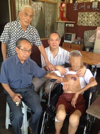 中國僑網(wǎng)何子孟(左坐者)探訪死者父親黎材殿(右坐者),;后排左起為盧家援及陳大成。(馬來西亞《星洲日報(bào)》)