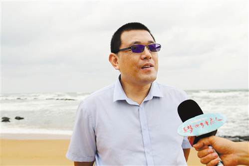 中國僑網(wǎng)楊澤濤在接受記者采訪。