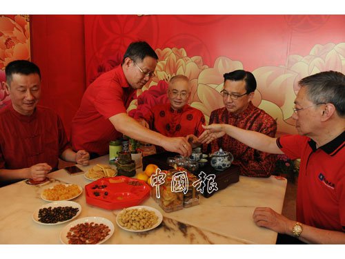 中國僑網(wǎng)魏家祥(左3起)和廖中萊與其他中委當起演員,,上演品茶一幕。(馬來西亞《中國報》)