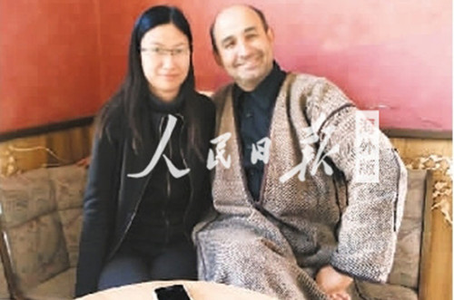 中國(guó)僑網(wǎng)張楚楚(左一)在突尼斯采訪當(dāng)?shù)匾幻倘恕? /></div><!--圖片--><!--圖片說(shuō)明-->
<div id=