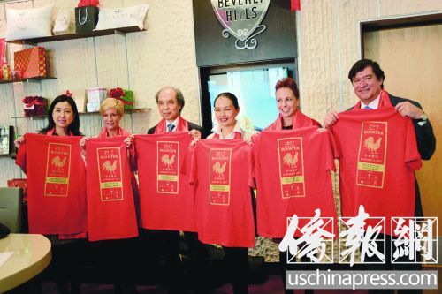 中國僑網(wǎng)中國駐洛杉磯總領(lǐng)館文化領(lǐng)事王瑾(右3),、旅游局總裁瓦格納(右2)等在新聞發(fā)布會上合影。(美國《僑報》/夏嘉 攝)