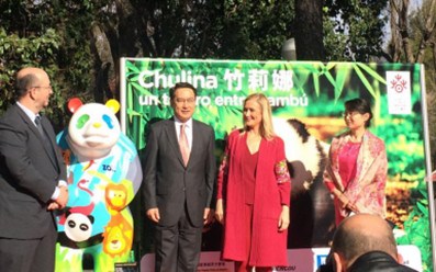 中國(guó)僑網(wǎng)呂大使和西弗恩特共同為“竹莉娜”雕塑揭幕,。(西班牙歐浪網(wǎng))