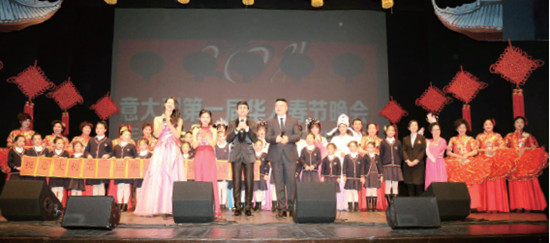 中國(guó)僑網(wǎng)全體演員謝幕。(《歐洲時(shí)報(bào)》意大利版/夏曉彤 攝)