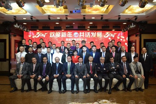 中國(guó)僑網(wǎng)青田同鄉(xiāng)會(huì)代表、僑界代表與使館官員合影(西班牙歐浪網(wǎng))