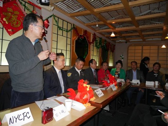 中國僑網美國繁榮華埠總會行政總監(jiān)田士銳(左一)表示此次花車規(guī)模比以往都要大,。(美國《世界日報》/胡仲捷 攝)