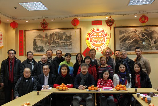中國僑網(wǎng)出席新聞發(fā)布會的各社團代表合影,。(法國《歐洲時報》/黃冠杰 攝)