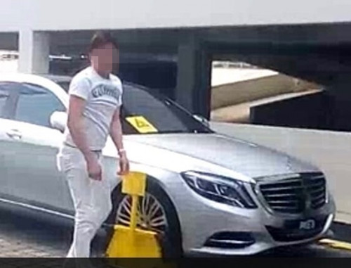 中國僑網(wǎng)相信擁有拿督斯里頭銜的男子不滿車子被鎖車輪,。(馬來西亞《星洲日報》)