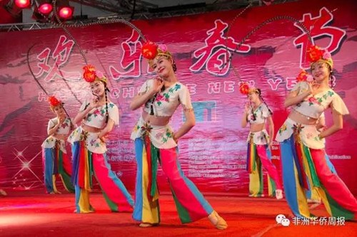 中國僑網(wǎng)女子群舞《俏花旦》,。(非洲《華僑周報(bào)》/申倩文 攝)