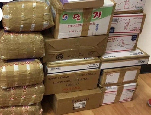 中國僑網(wǎng)海外代購撐起華人快遞業(yè)的半邊天,圖為一名代購正準備將包好貨品送到快遞公司寄送中國,。(美國《世界日報》/讀者提供)
