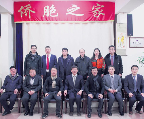 中國(guó)僑網(wǎng)座談會(huì)后,,代表團(tuán)與僑領(lǐng)們合影,。(法國(guó)《歐洲時(shí)報(bào)》/黃冠杰 攝)